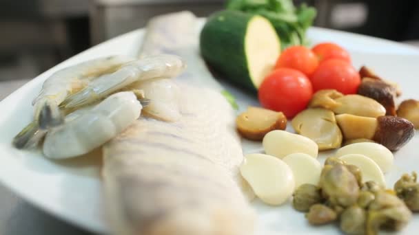 Nahaufnahme Von Ungekochtem Fischfilet Und Garnelen Mit Gemüse Auf Weißem — Stockvideo