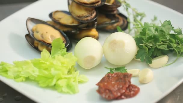 Delicioso Plato Gourmet Con Mejillones Ajo Cebolla Hojas Ensalada Plato — Vídeos de Stock