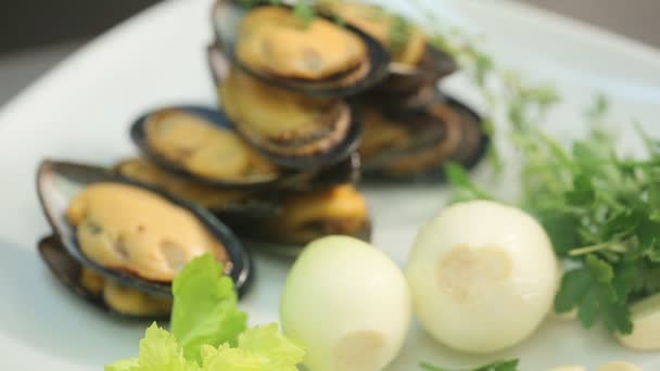 Leckeres Gourmetgericht Mit Miesmuscheln Knoblauch Zwiebeln Und Salatblättern Auf Weißem — Stockvideo