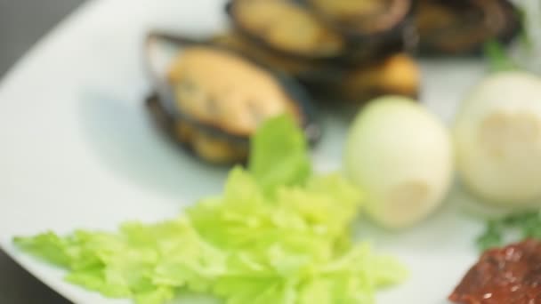 Vynikající Gurmánské Jídlo Mušlemi Česnekem Cibulí Salátovými Listy Bílém Talíři — Stock video