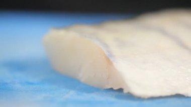 Balık filetosu kesen adama yaklaş. 