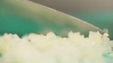 Kadın doğranmış soğana yaklaş.