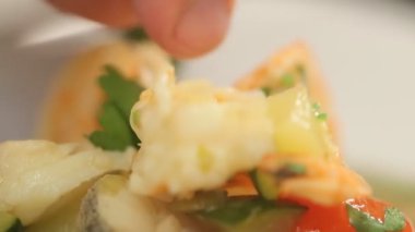 Maydanozlu çorbaya yakın plan.