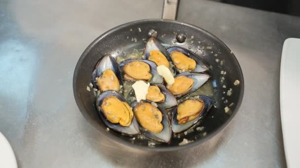 Cocinar Mejillones Con Ajo Hierbas — Vídeo de stock