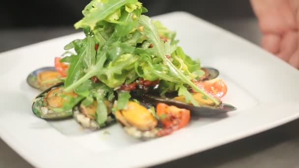 Akdeniz Salatası Roka Yapraklı Domates Midyeli — Stok video
