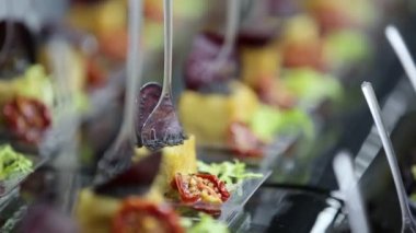 Restoranda lezzetli gurme aperatifleri var.  