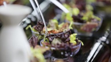 Restoranda lezzetli gurme aperatifleri var.  