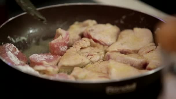 Friggere Pezzi Filetto Pollo Crudo Sulla Padella — Video Stock