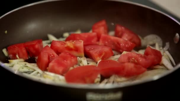 Freír Los Tomates Con Mantequilla Cebolla Una Sartén — Vídeos de Stock