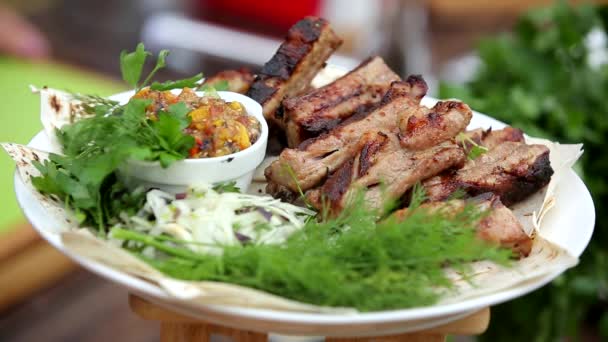 Sabrosas Costillas Fritas Cerdo Con Salsa Toro Perejil Sobre Plato — Vídeo de stock