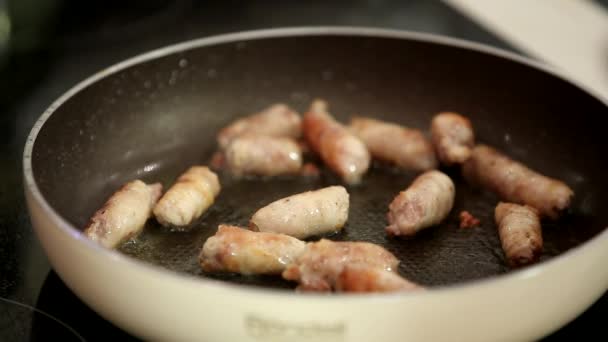 Смачні Свинячі Ковбаски Сковороді Кухні — стокове відео