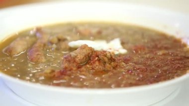 Taze kahverengi çorba, mercimek ve sosis.