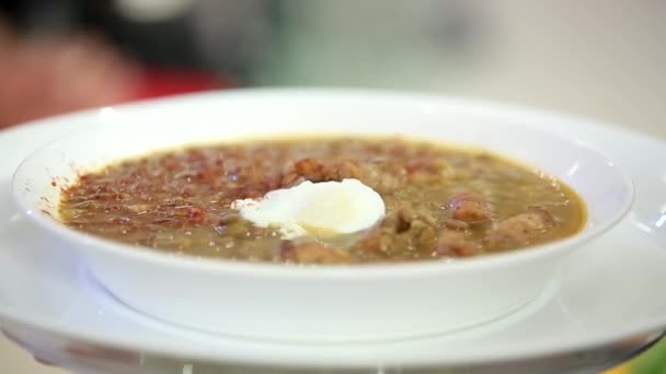 Sopa Marrom Fresca Com Lentilhas Salsichas Tigela — Vídeo de Stock