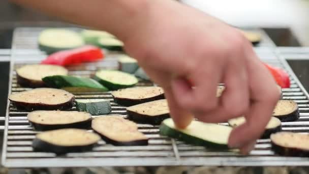 Menschen Braten Paprika Pilze Und Zucchini Freien Auf Dem Grill — Stockvideo