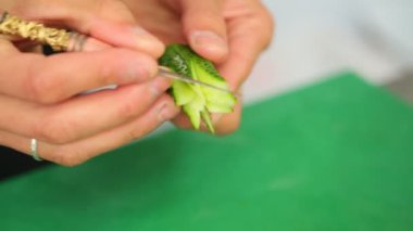 Yakın çekim, bıçaklı şef salatalık kesme, yemek dekorasyonu konsepti.
