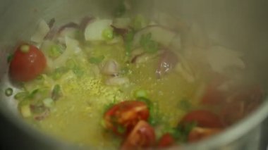 Kızarmış domates, yeşil soğan, zeytinyağlı soğan.