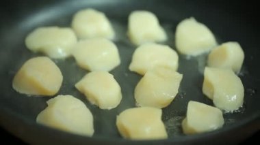 Kızartma tavasındaki leziz istiridyelerin yakın plan görüntüsü