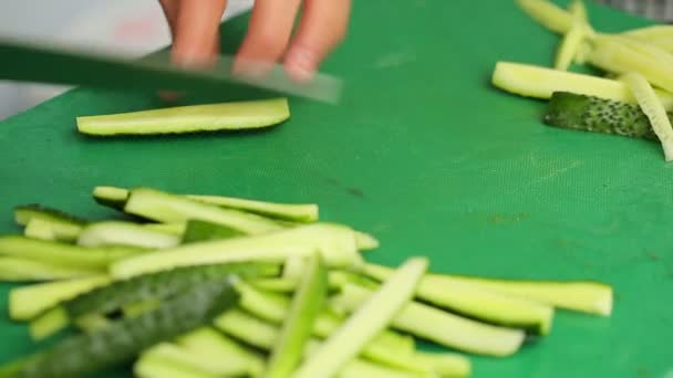 Yakın Çekim Bıçaklı Şef Salatalık Kesme Yemek Dekorasyonu Konsepti — Stok video