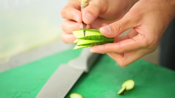 Visão Close Chef Com Faca Corte Pepino Conceito Decoração Alimentos — Vídeo de Stock