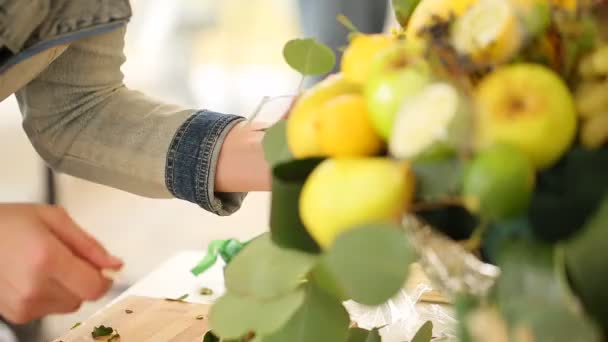 Servitris Som Förbereder Fruktbukett Äpplen Druvor Citron Lime Tangerine Melon — Stockvideo
