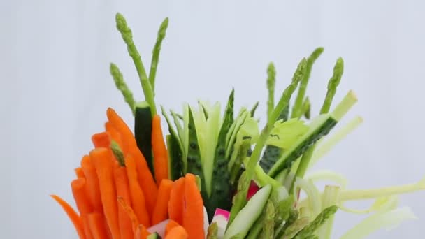 Pyszne Przystawki Warzywami Krojenie Szparagi Marchewki Rzodkiewki Ogórki — Wideo stockowe