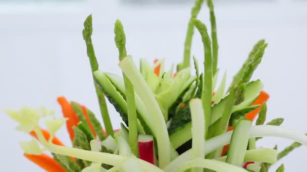 Delicioso Aperitivo Con Verduras Corte Espárragos Zanahorias Rábanos Pepinos — Vídeos de Stock