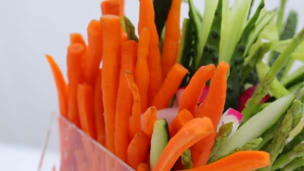 Смачна Закуска Овочами Різанням Спаржею Морквою Редькою Огірками — стокове відео