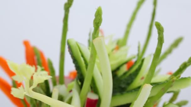 Delicioso Aperitivo Com Legumes Corte Espargos Cenouras Rabanetes Pepinos — Vídeo de Stock