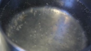 Güveçte kaynayan suyun yakın görüntüsü
