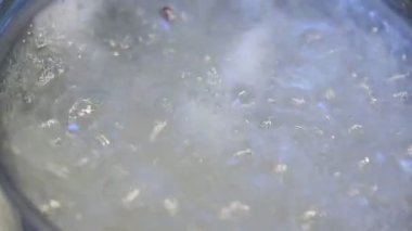 Bir tencerede kaynar su