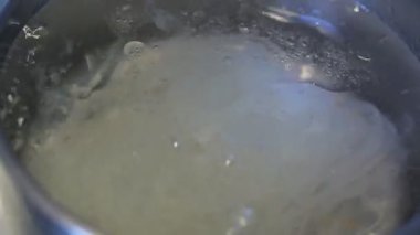 Kaynar suda pirinç eriştesi pişirmek.