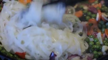 pirinç eriştesi, yeşil bezelye ve havuç, kırmızı sos, sarımsak ve soğan