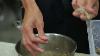 Karideslerini şişte pişirir.