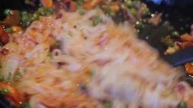 pirinç eriştesi, yeşil bezelye ve havuç, kırmızı sos, sarımsak ve soğan