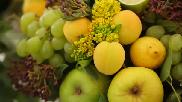 Gyümölcs Csokor Alma Szőlő Citrom Lime Mandarin Dinnye Fizalis Sárgabarack — Stock videók