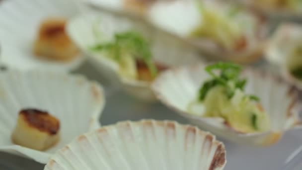 Koken Heerlijke Voorgerecht Sint Jakobsschelpen Tafel — Stockvideo