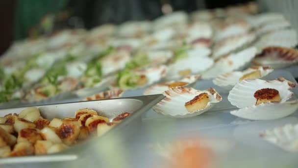Masak Menyiapkan Hidangan Pembuka Lezat Dalam Kerang Atas Meja — Stok Video