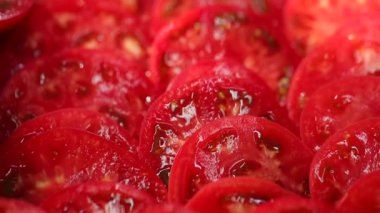 Dilimlenmiş domateslerin yakın görüntüsü