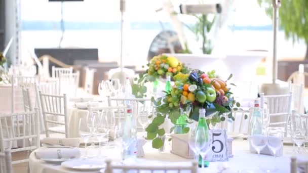 Mesas Servidas Con Vasos Platos Frutas Para Buffet — Vídeos de Stock