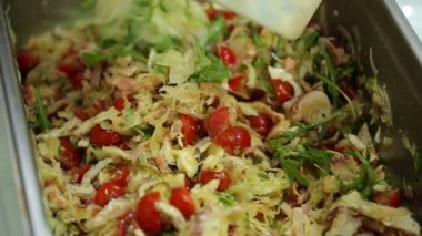 Lahanalı, domatesli, etli ve roka aromalı taze salata.
