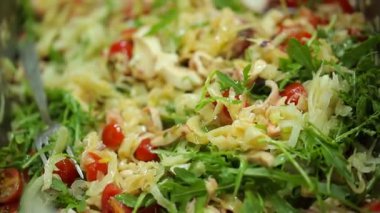 Roka salatası, kiraz domatesleri, ahtapot, soğan