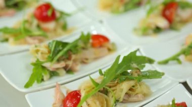 İsveç mezeleri: domates, peynir, roka, ahtapot, soğan rezenesi