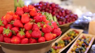 Aperatifli yemekler masada.