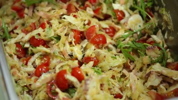 Close Uitzicht Heerlijke Verse Salade Met Kool Tomaten Vlees Arugula — Stockvideo