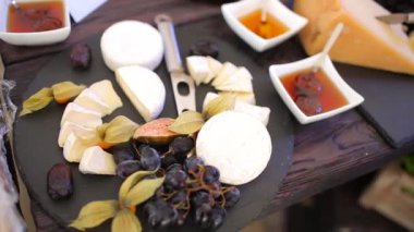 Aperatifler, peynirler, soslar, sebzeler ve meyveler açık büfe için masada.