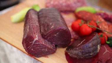 Restoranda tütsülenmiş et ve malzemeler