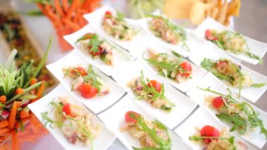 İsveç mezeleri: domates, peynir, roka, ahtapot, soğan rezenesi