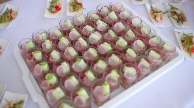 Ziyafette taze ve lezzetli mezelerle dolu bir masa.