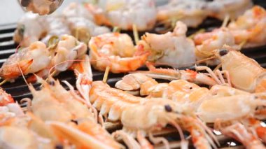 Izgaradaki lezzetli ıstakozlar, sokak yemeği aperatifleri.