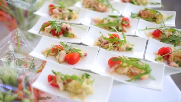 Deliciosas Saladas Frescas Placas Brancas — Vídeo de Stock